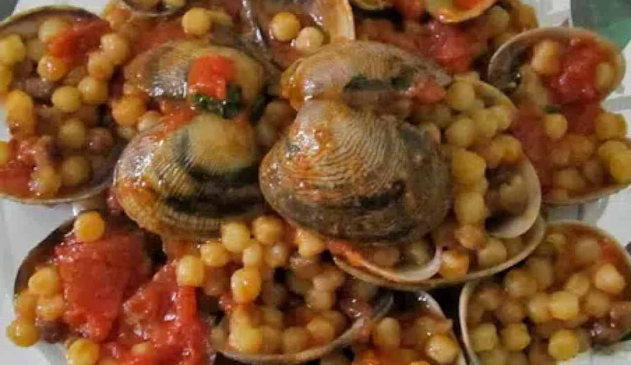 Fregola con arselle. La ricetta