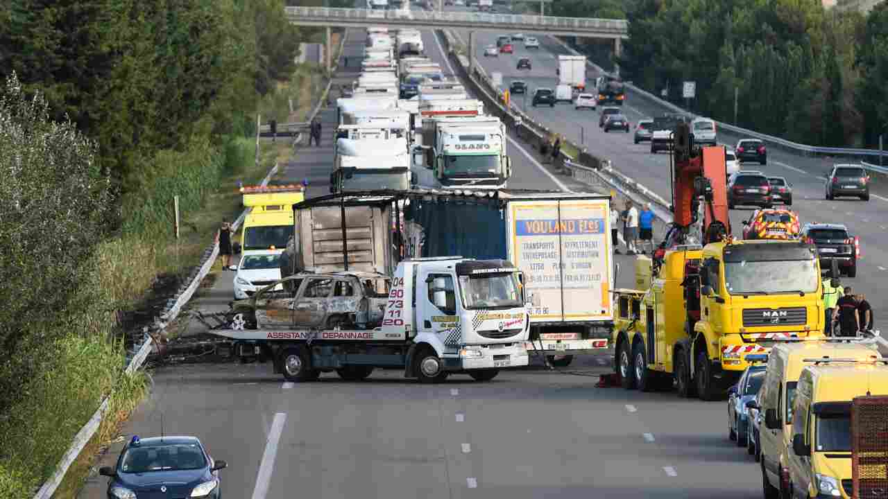 Tragico incidente sulla A14, camion contro auto: un morto