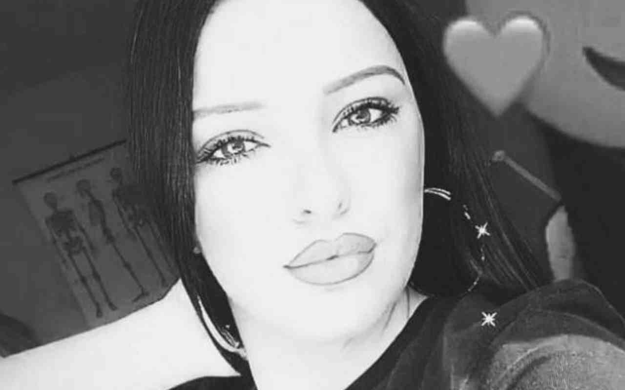 insegue e sperona la sorella