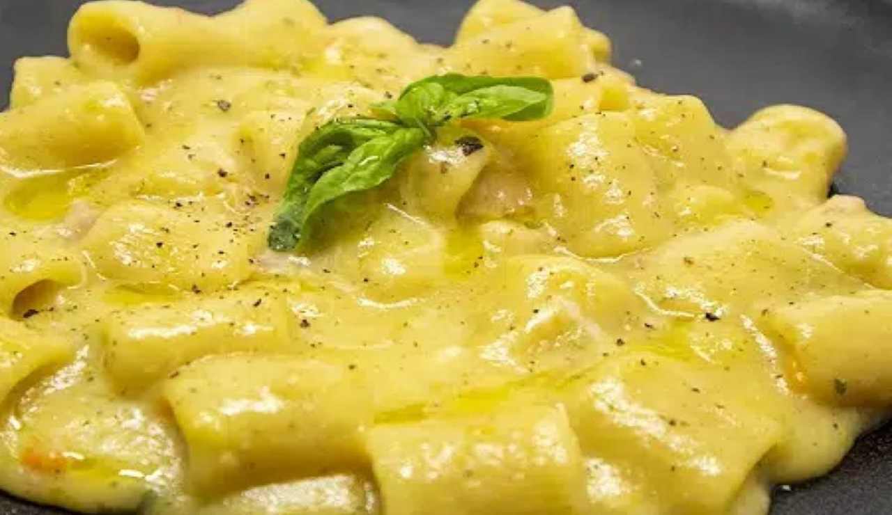 Pasta patate e provola. Ricetta cremosa