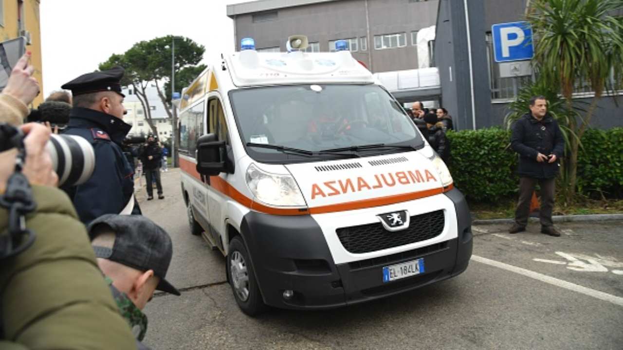 si accanisce sul figlio tragedia