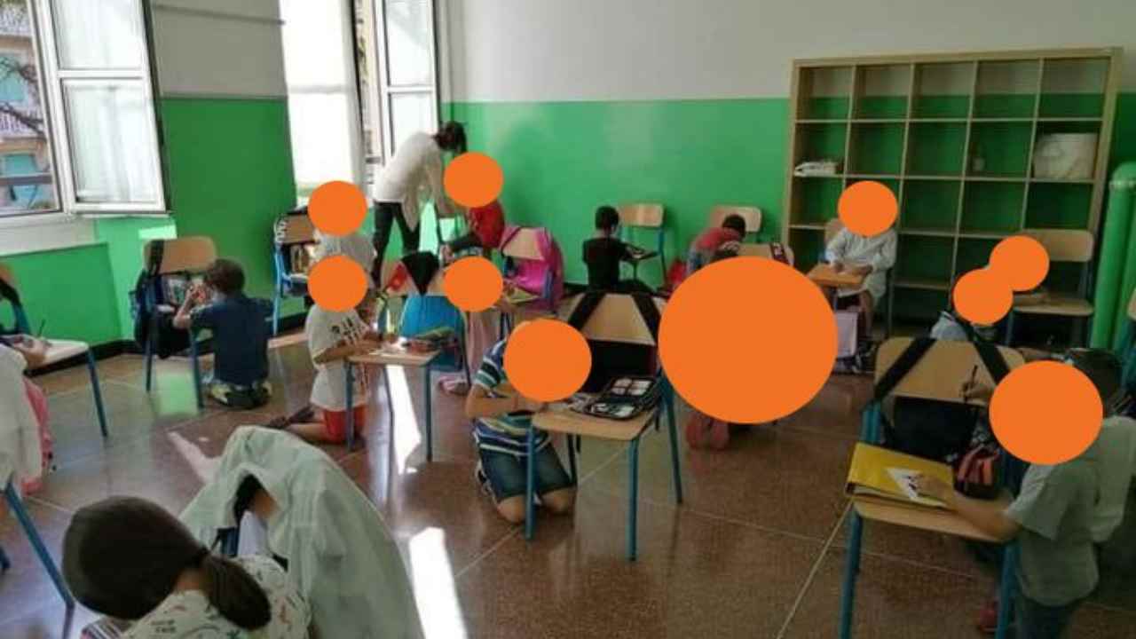 Riapertura scuole, mancano i banchi: alunni scrivono in ginocchio