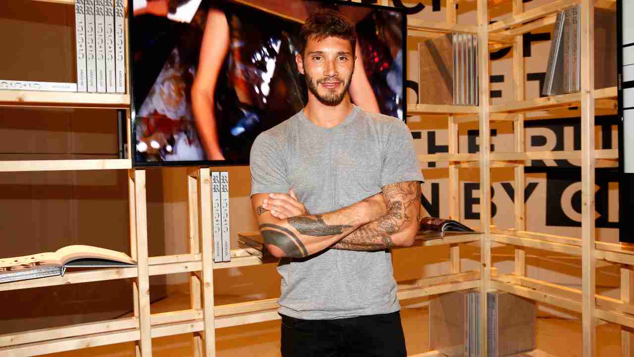 Stefano De Martino cambia casa: vita da single a Milano - FOTO