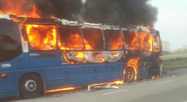 bus in fiamme