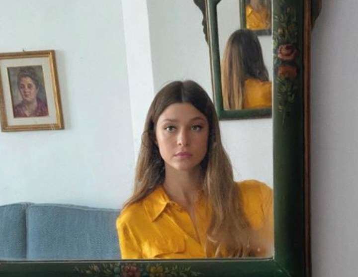 Natalia Paragoni allo specchio