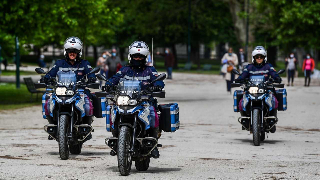 neonato cranio fracassato - polizia