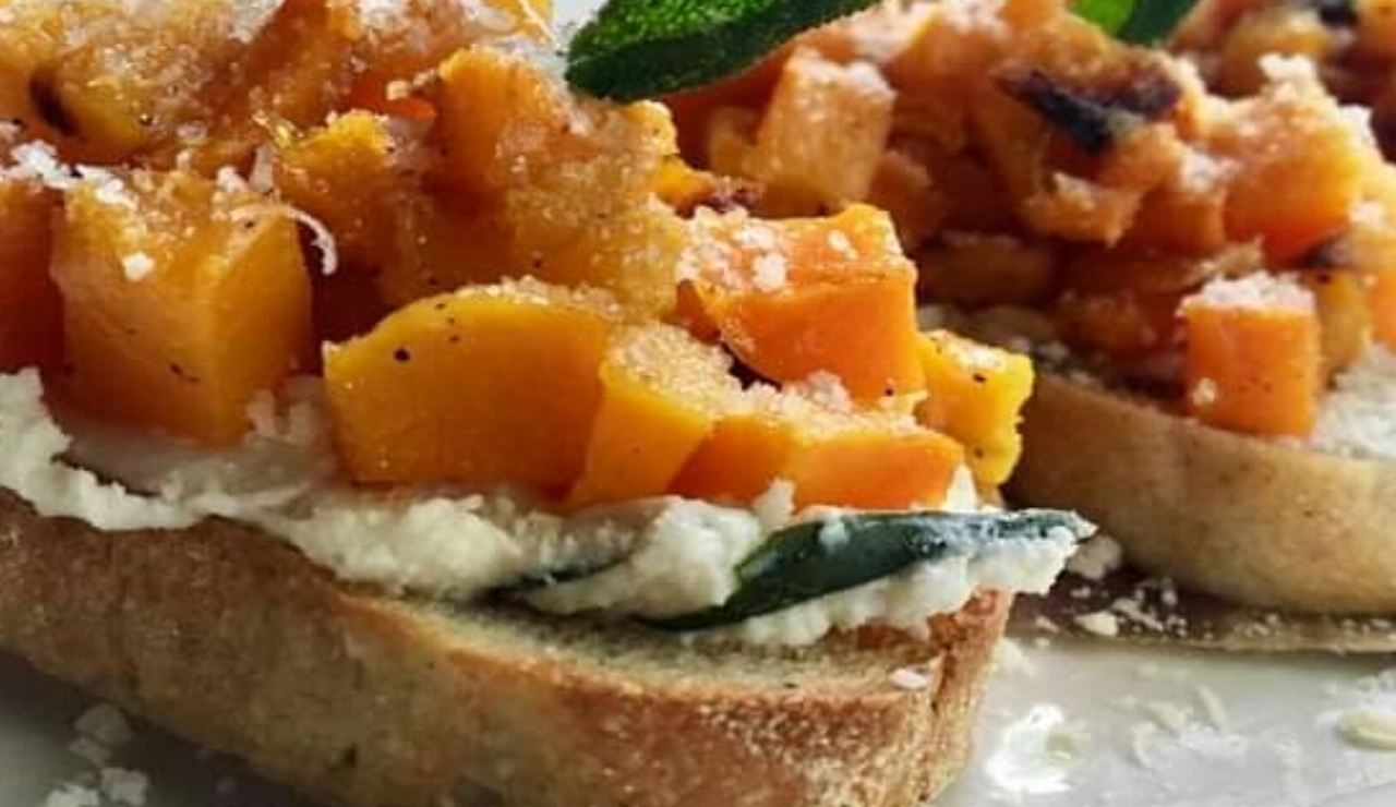 Crostino autunnale rustico ricetta veloce con zucca e ricotta salata