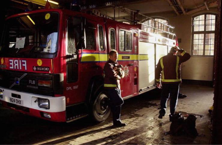 irlanda incendio ballymena bambina morta