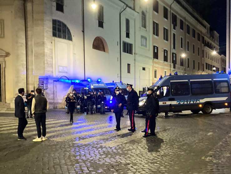 Polizia in Piazza del Popolo 