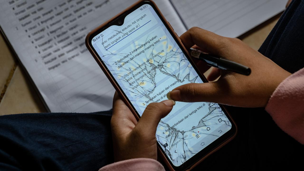 ragazzo suicidato, schermo cellulare rotto