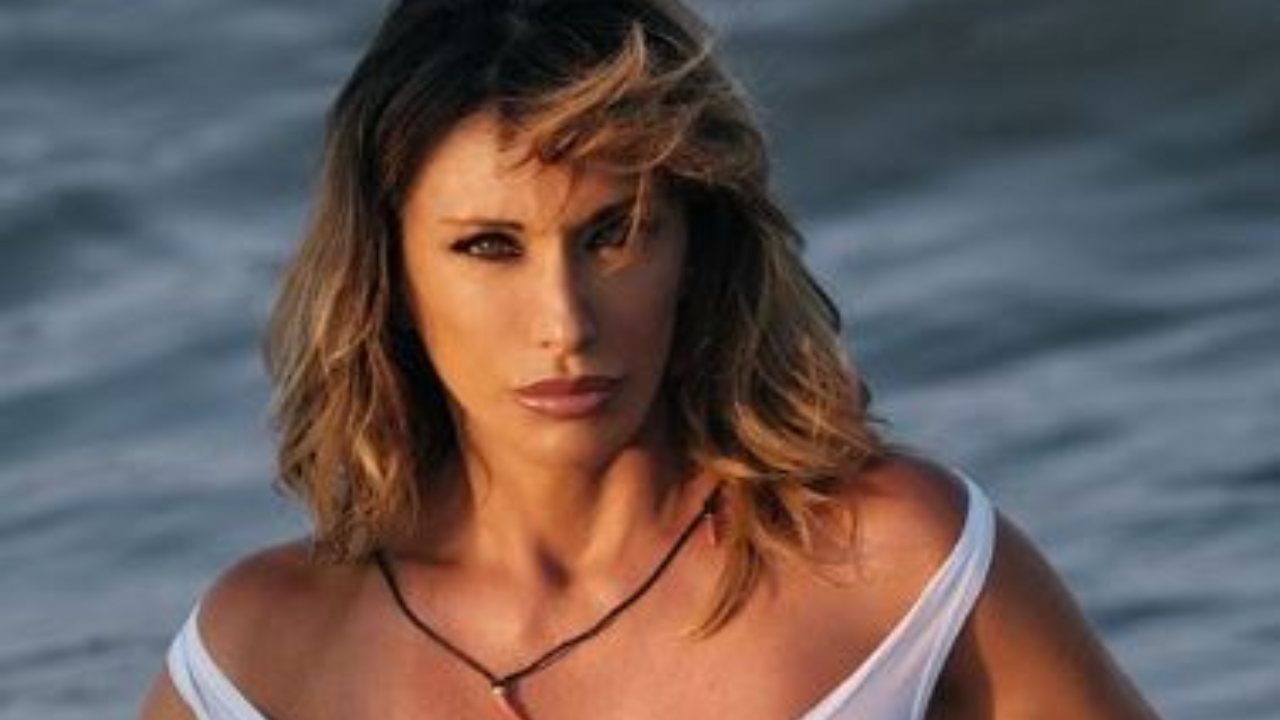 Guida seychelles Sabrina Salerno, trasparente in riva al mare: la mano copre poco - FOTO