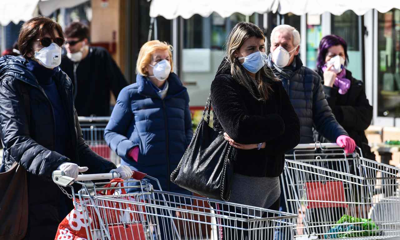 persone in fila per fare la spesa (Gettyimages)