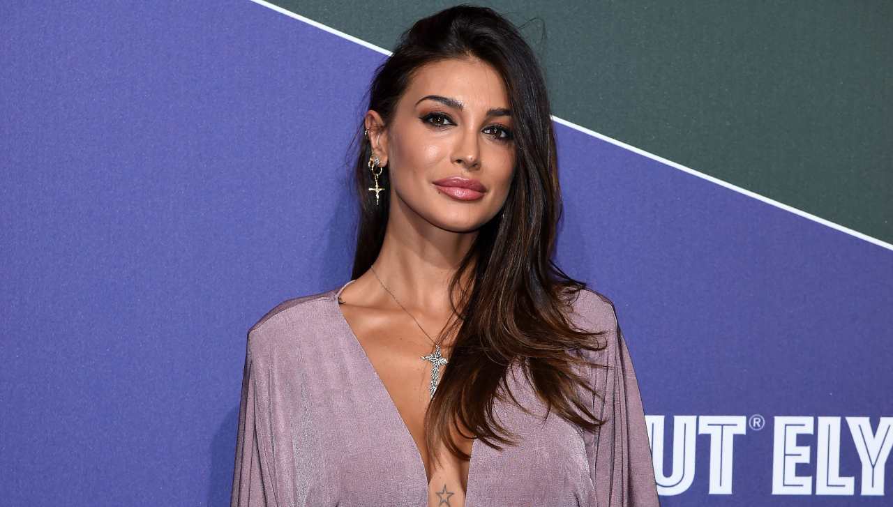 cristina-buccino-jeans-bucato-tatuaggio-li