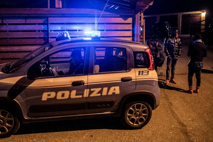 festa clandestina, arriva la polizia