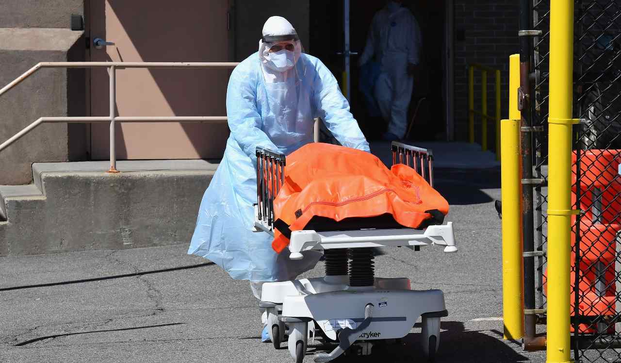 Poliziotta Covid (getty images)