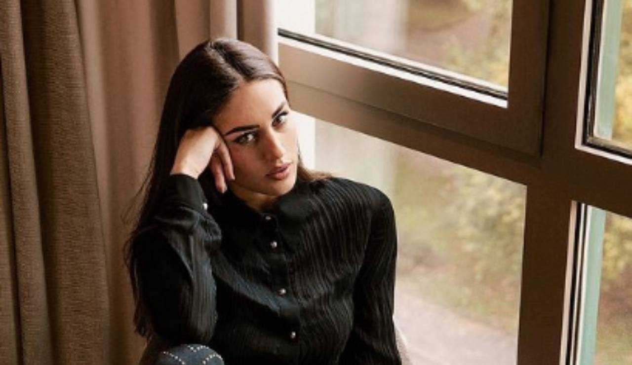 Cecilia Rodigruez alla finestra