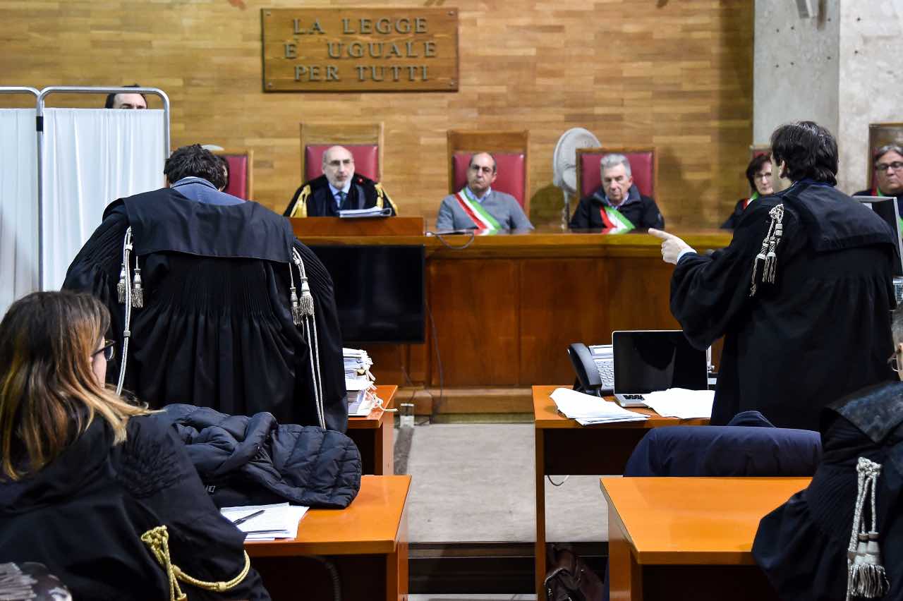 donna soffoca figlio processo