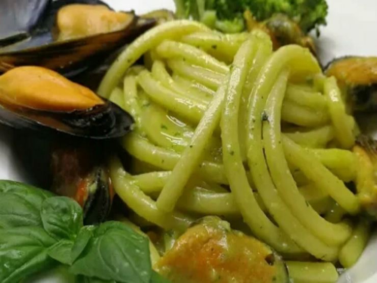 spaghetti cozze e broccoli