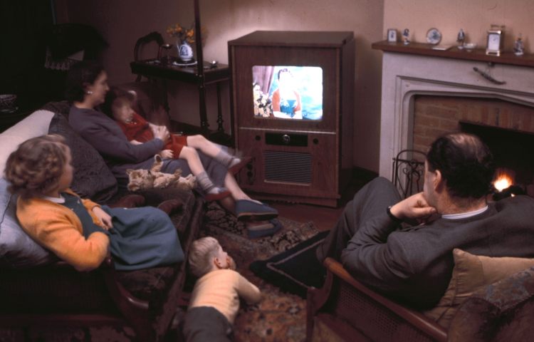 Famiglia riunita davanti alla Tv a Natale