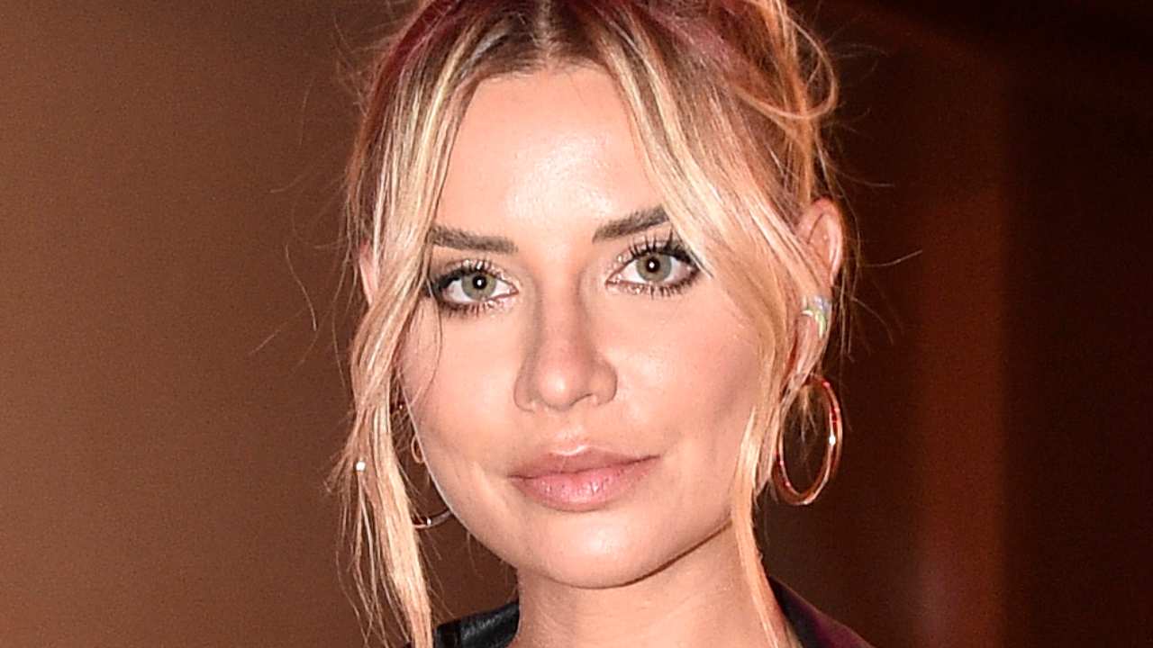 Veronica Ferraro vestitino nero cortissimo scollatura