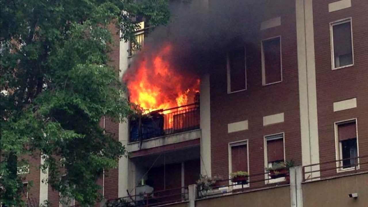 Incendio divora appartamento