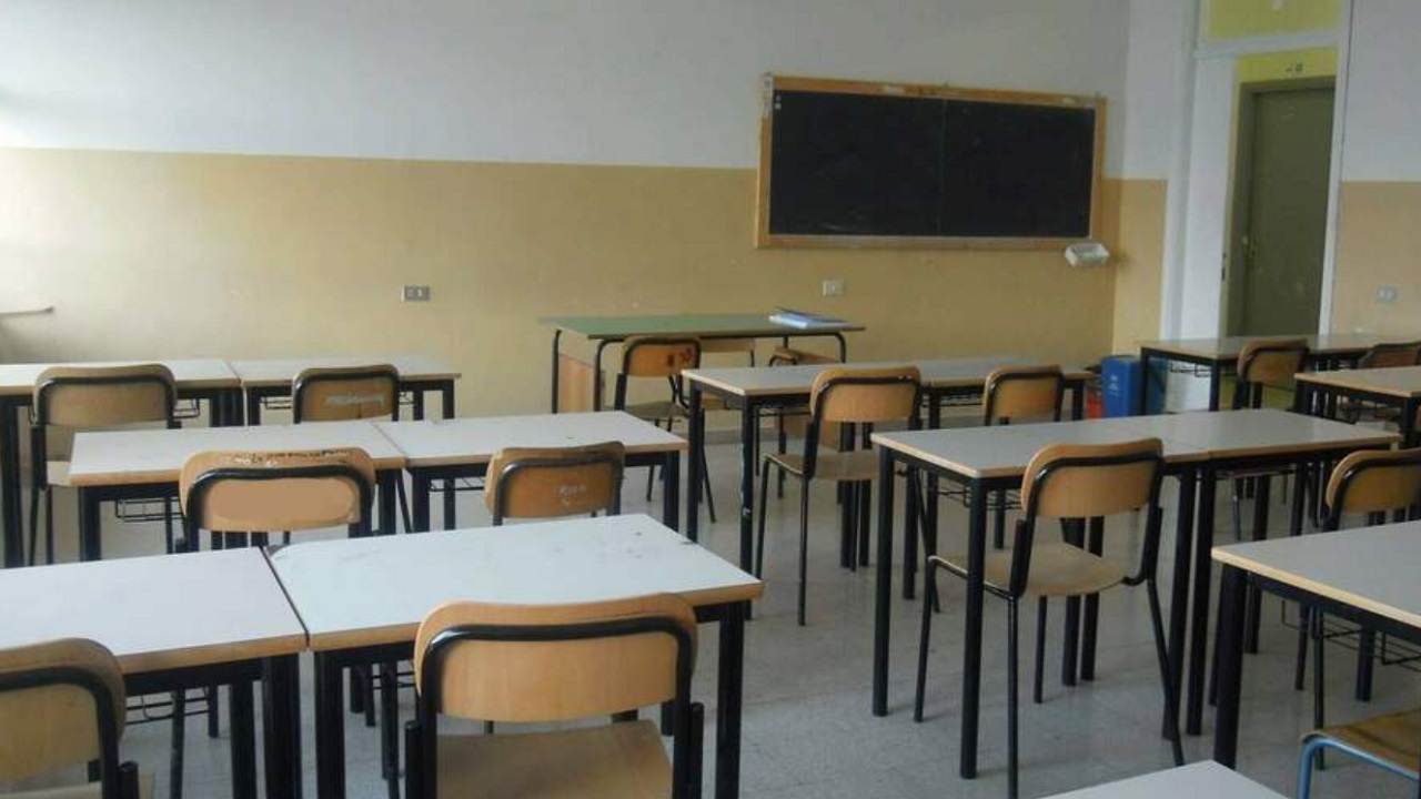 Insegnante fa inginocchiare alunne