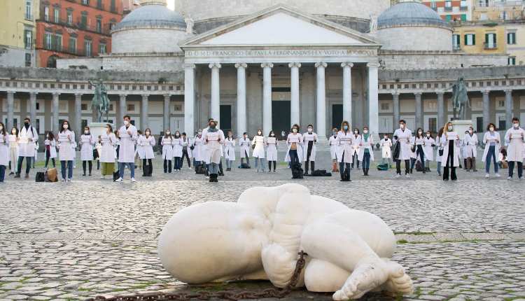 Medici in Piazza del Plebiscito, Napoli (foto di Francesca De Vita)