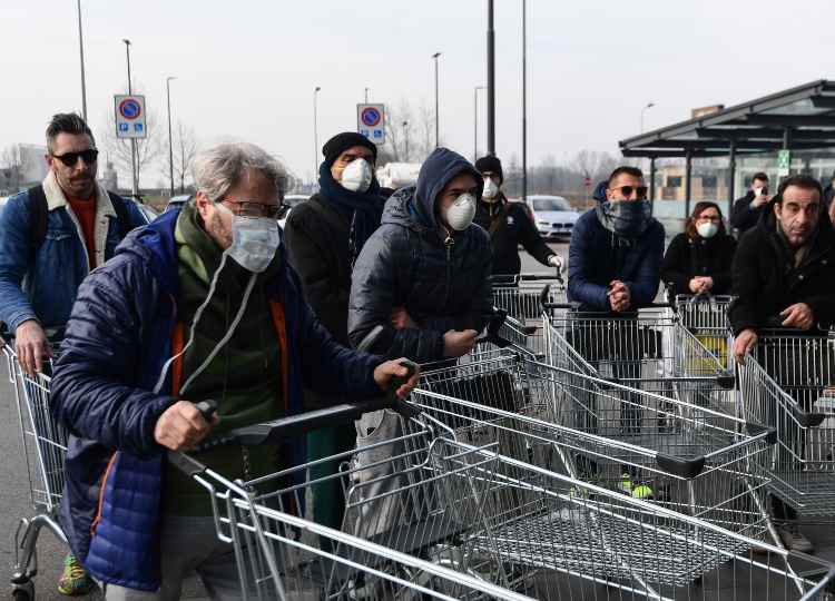 Persone in fila al supermercato 