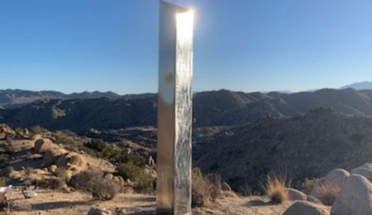 monolite compare spiegazione