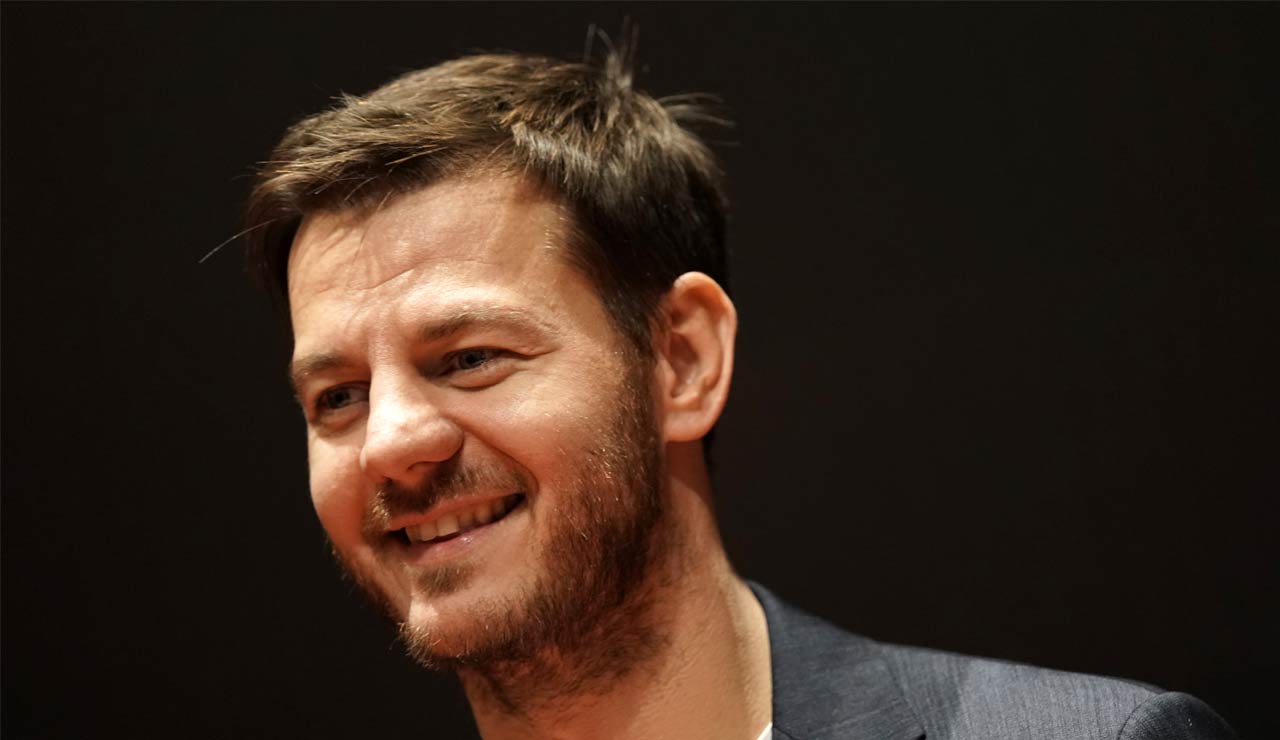 Alessandro Cattelan sorride