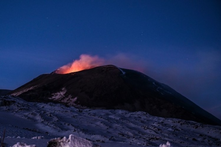 etna eruzione colata lavica catania cenere 