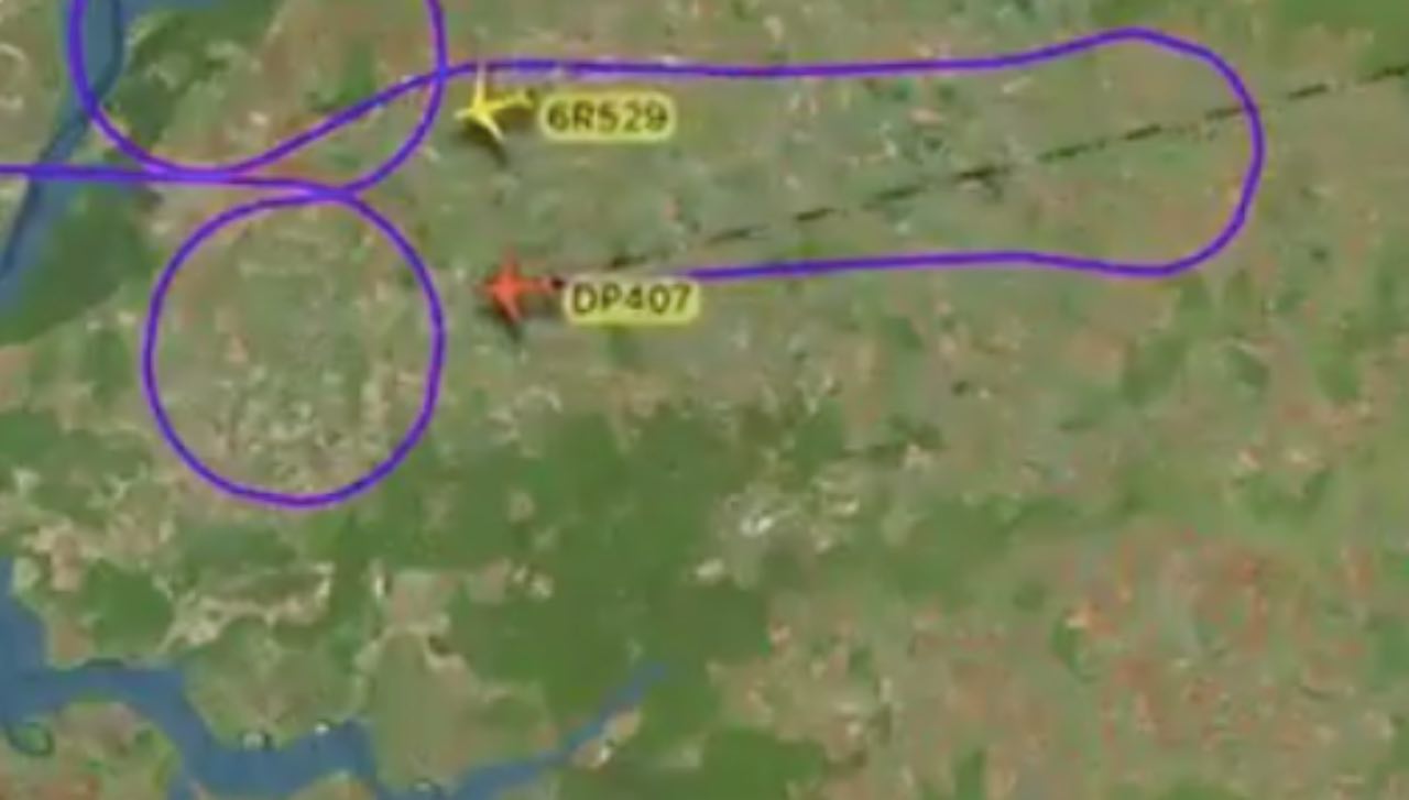 pilota disegna pene aereo