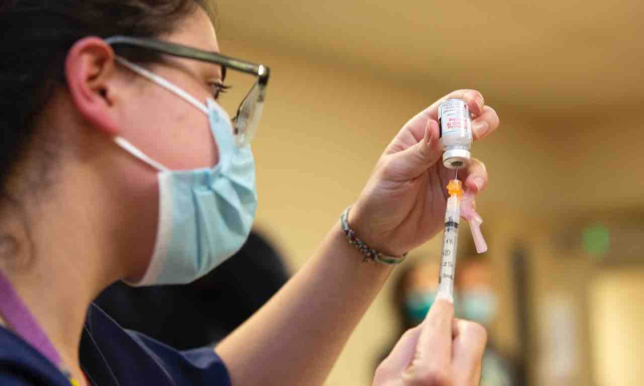infermiera vaccino covid siringa mascherina