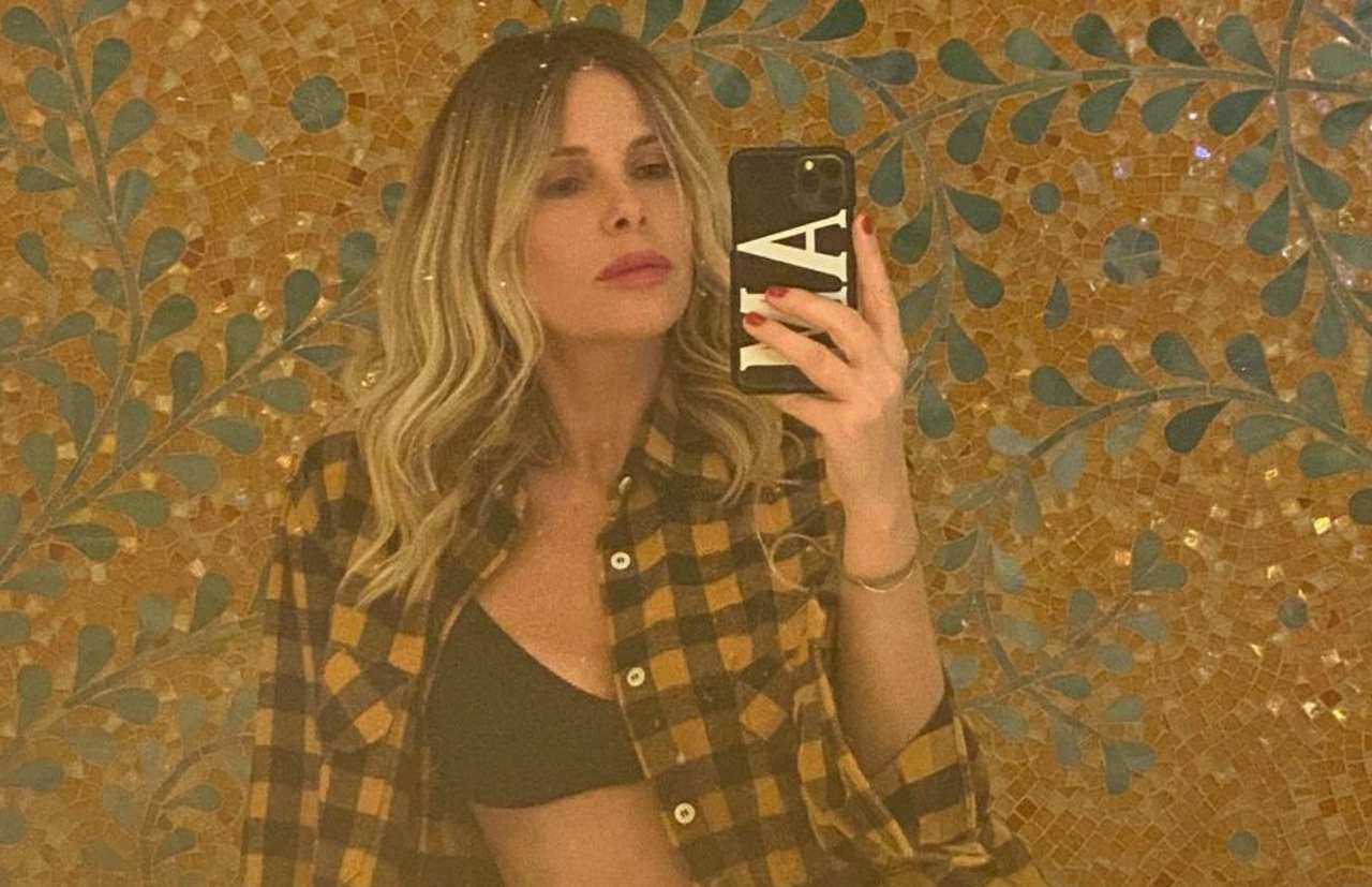 Alessia Marcuzzi coccole slip