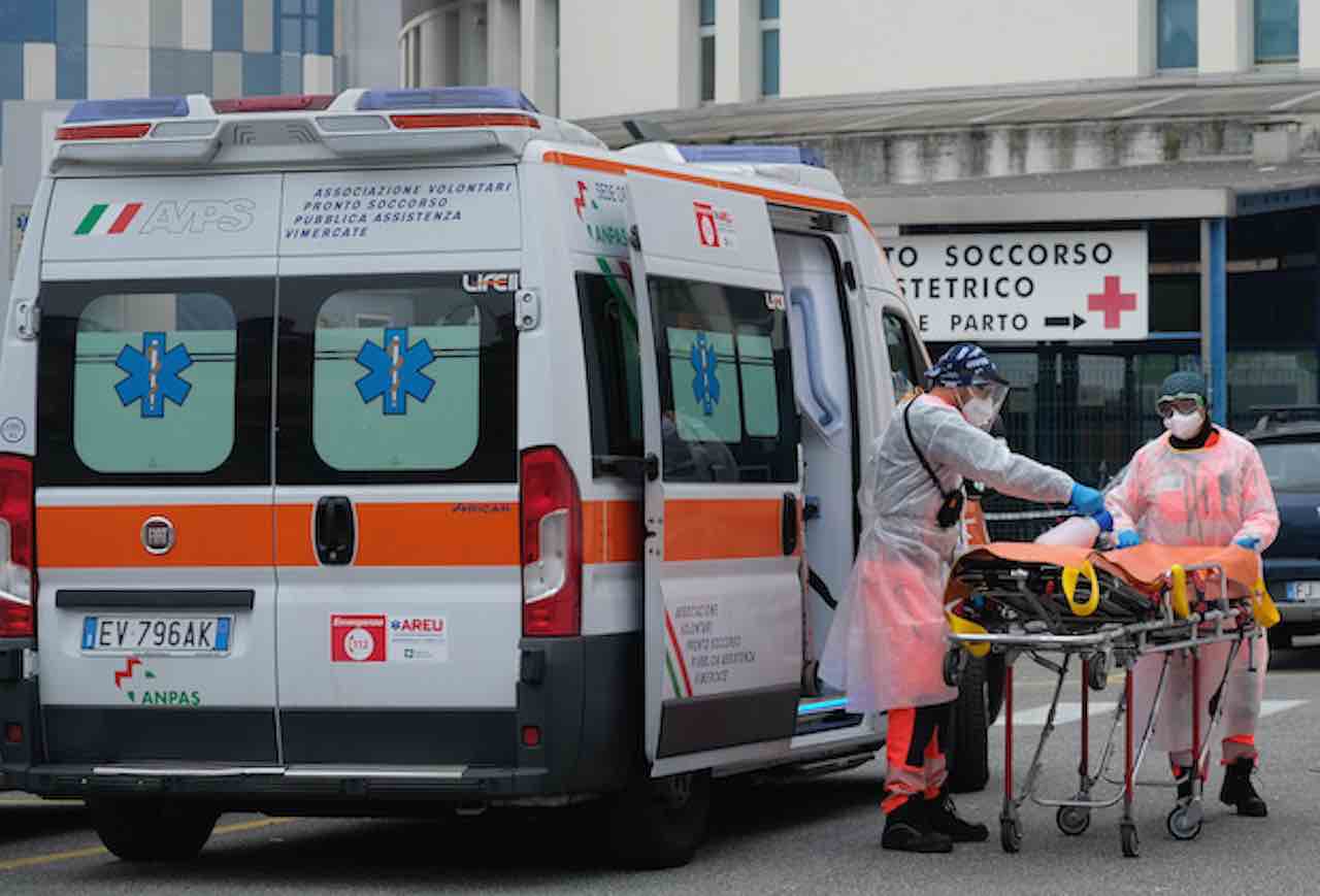 Un'ambulanza al pronto soccorso