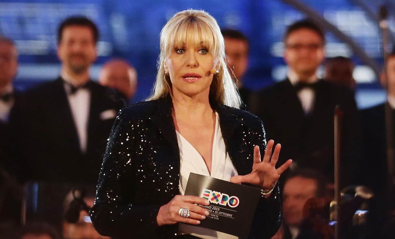 Antonella Clerici mentre conduce