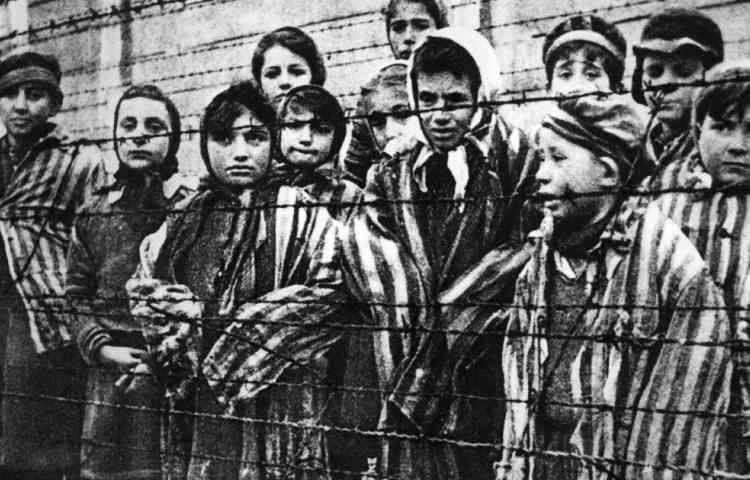 Bambini ebrei in un campo di concentramento