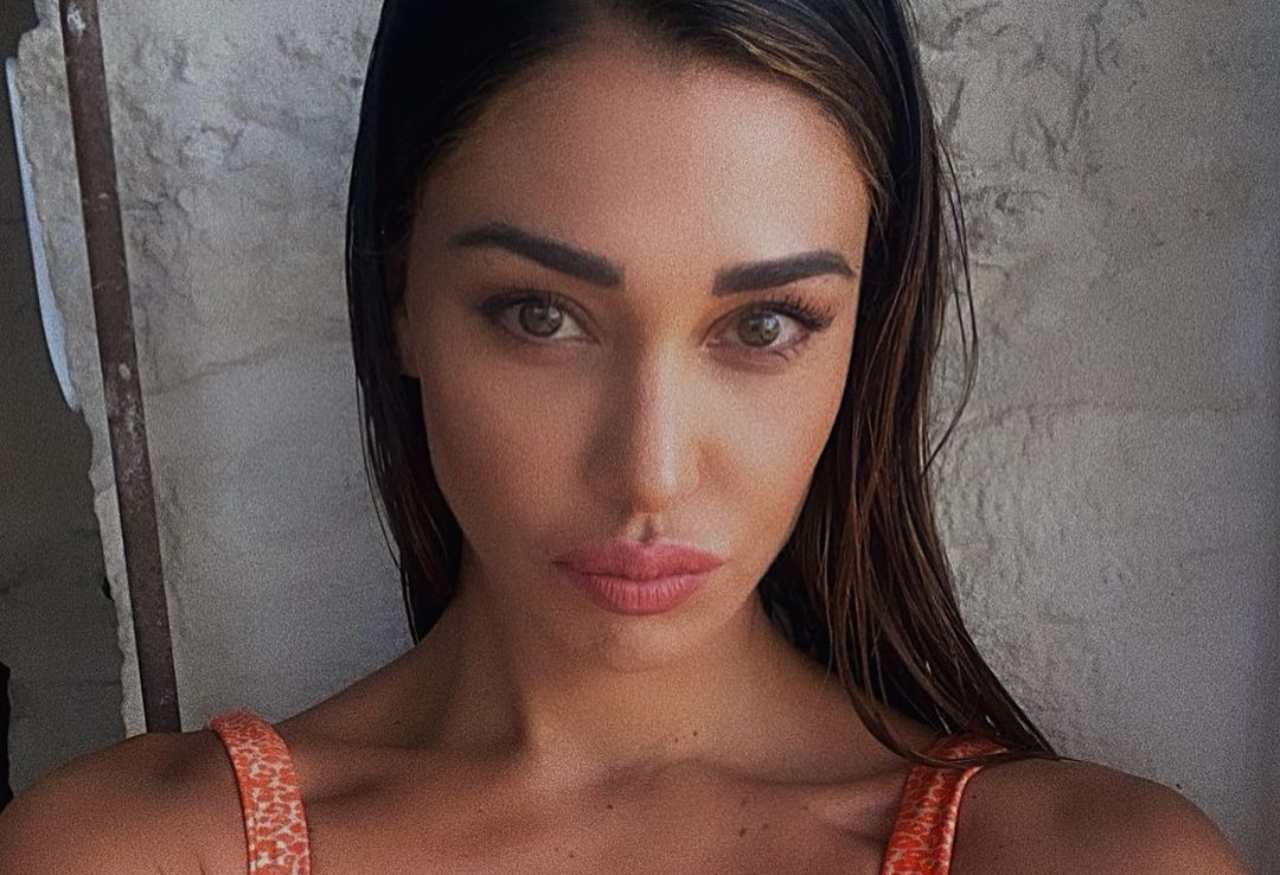 Belen canotta dettaglio piccante