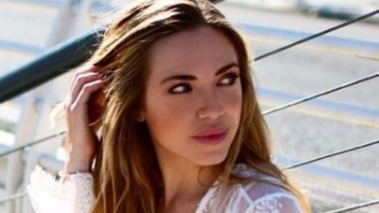 Carolina Rey, dolci effusioni con lui ma la scollatura è esagerata! FOTO