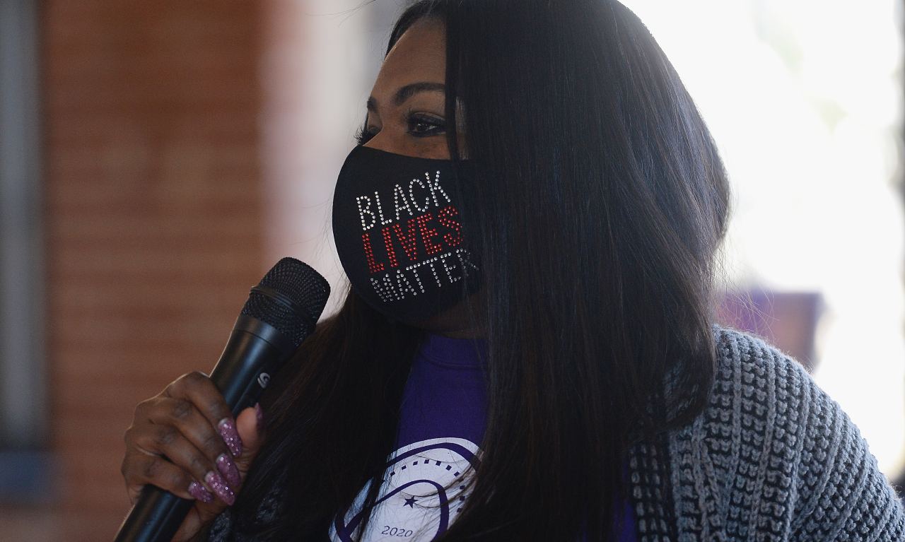 Cori Bush in mascherina