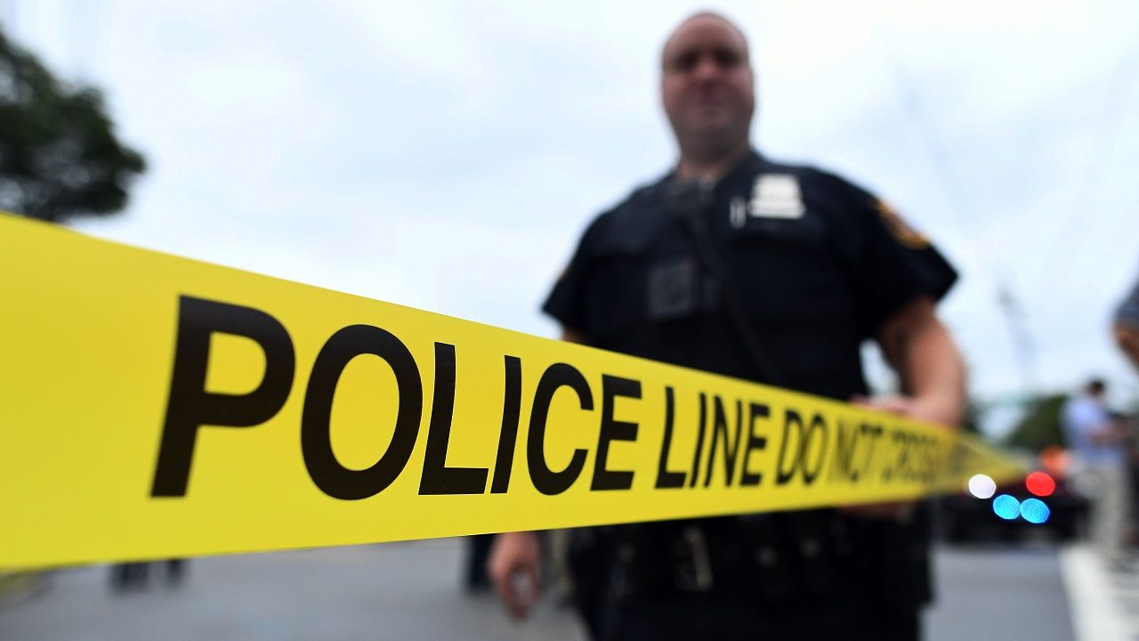 Donna fa un gesto disperato