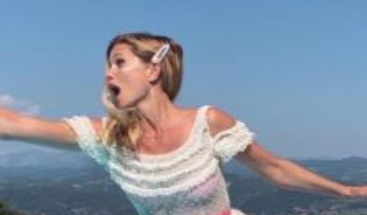 Filippa Lagerback in piscina