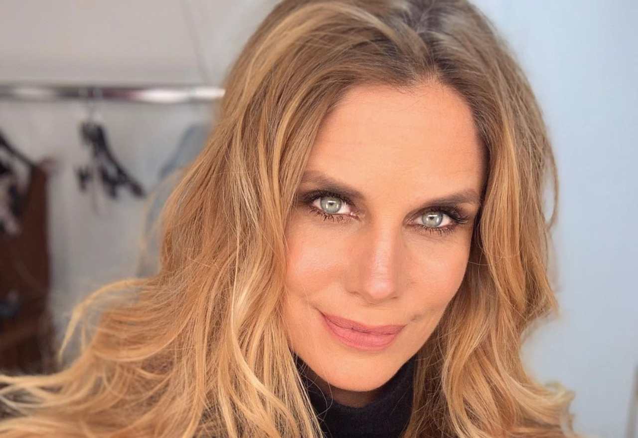 Filippa Lagerback feste motivo sorridere