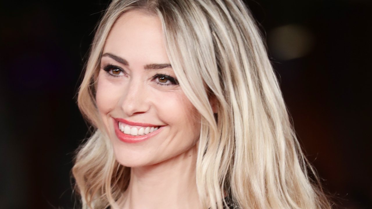 martina stella eleganza sensualità vestito cortissimo