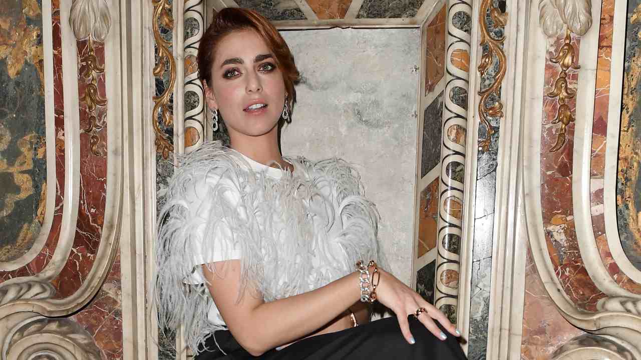 Miriam Leone mostra nuova acconciatura commenti