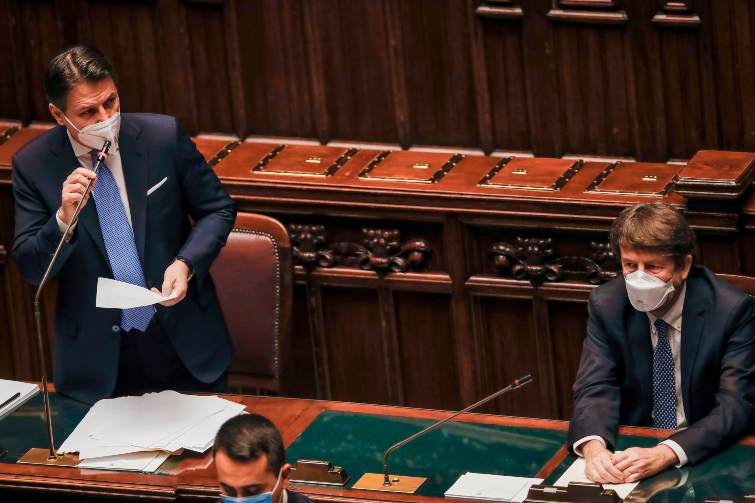 Giuseppe Conte al Senato durante le comunicazioni sulla crisi