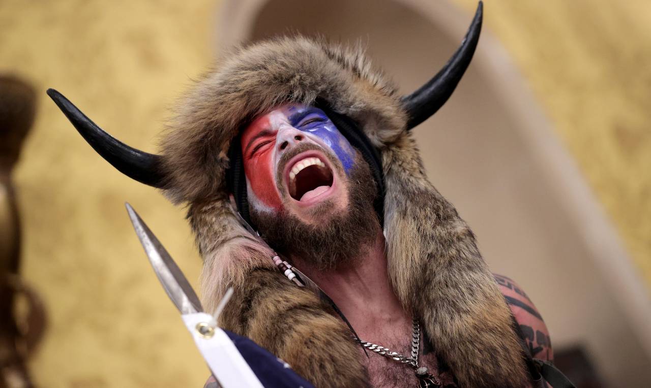 Jake Angeli durante assalto a Capitol Hill