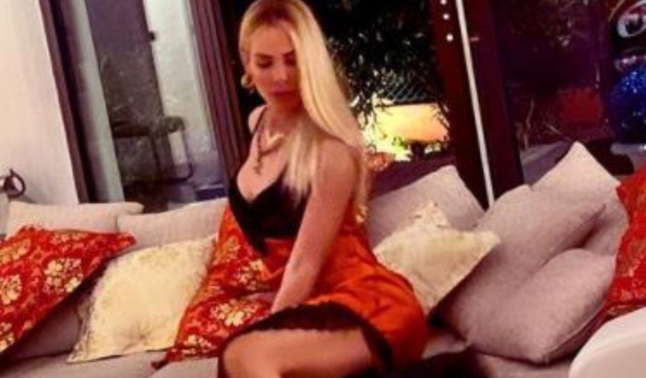 Ilary Blasi sul divano