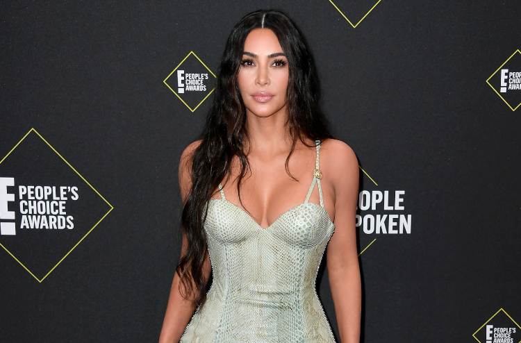 Kim Kardashian buongiorno attillatissimo sole splende