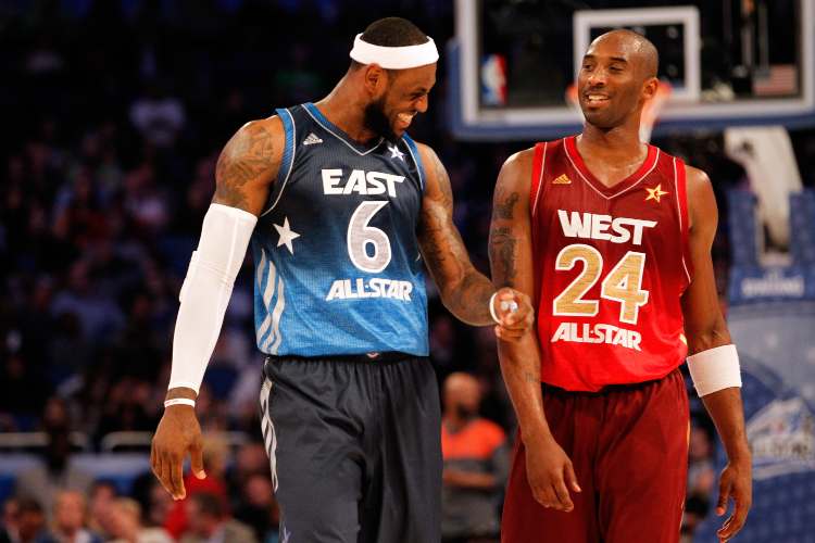 Kobe Bryant e LeBron James sorridenti